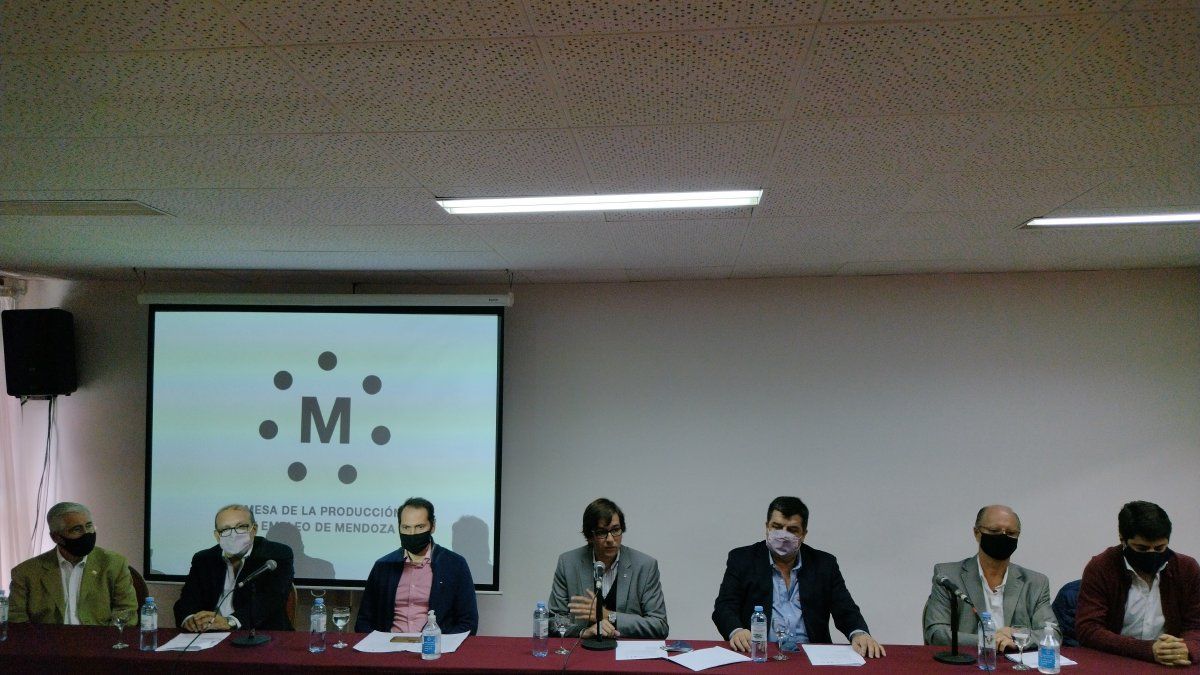 Los integrantes del flamante Mesa de la Producción y el Empleo: Juan Viciana (UCIM), Adolfo Brennan (FEM), Mauricio Badaloni (UIM), Federico Pagano (CEM), Gustavo Kretschmar (AEM), Sergio Martini (ACDE) y Nicolás Vicchi (Acovi).
