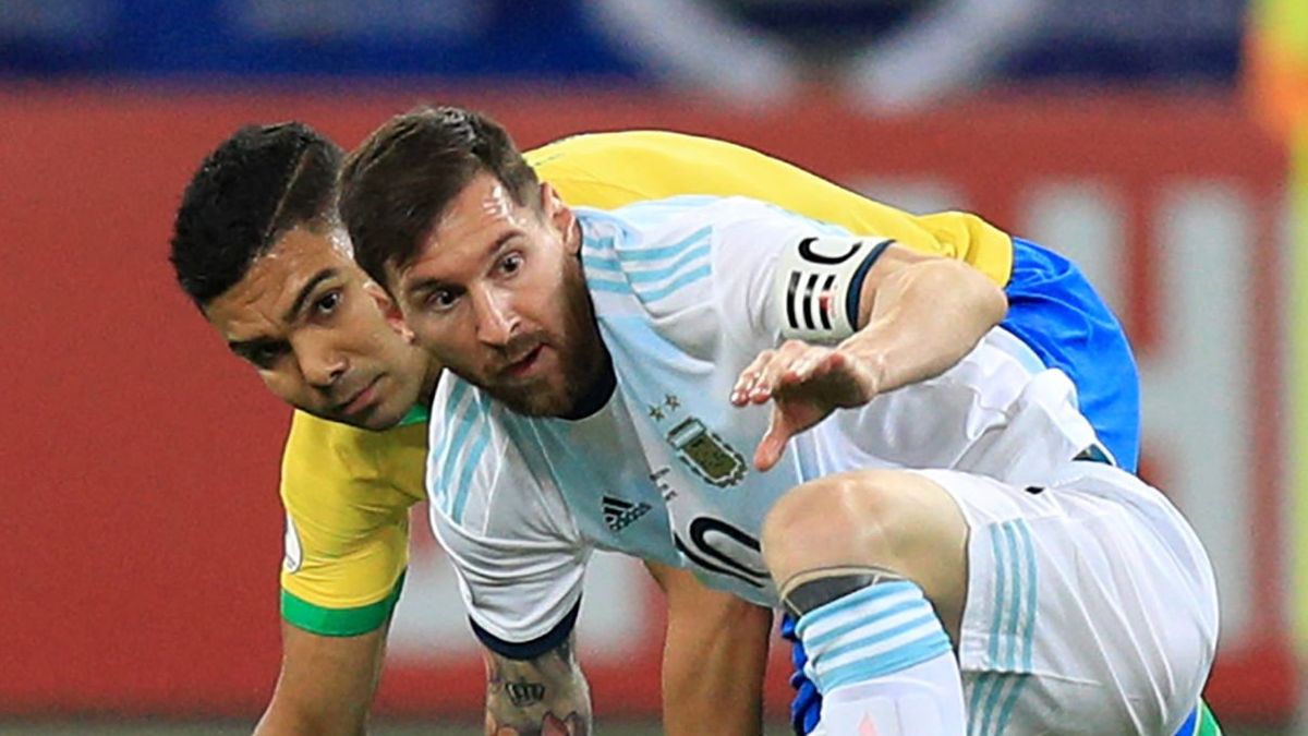Casemiro y Messi, durante un partido de Brasil y Argentina.