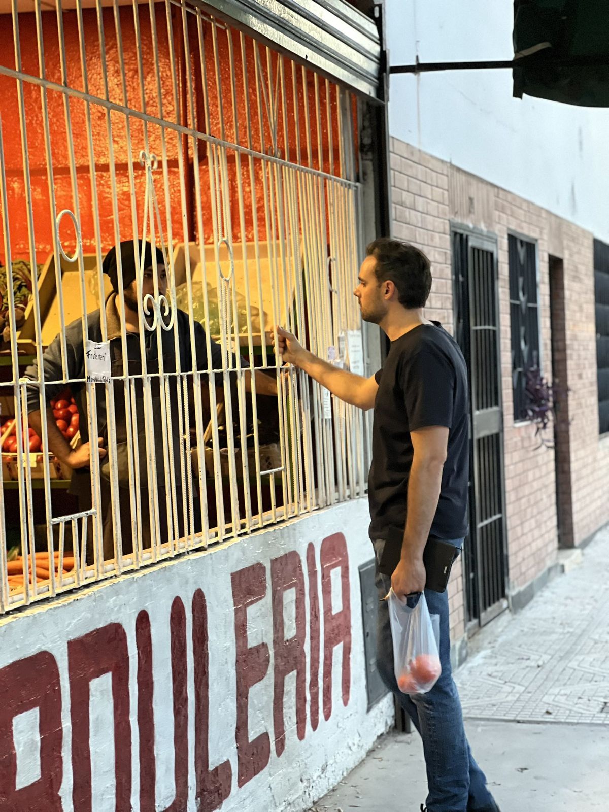 Gabriel Pradines, del PRO, de recorrida por Guaymallén. Gabriel Pradines, del PRO, de recorrida por Guaymallén.