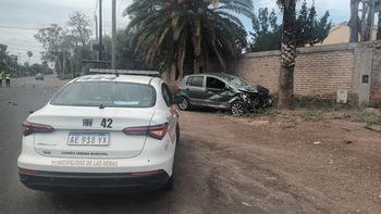 Un motociclista murió tras chocar con un auto y caer al interior de una acequia