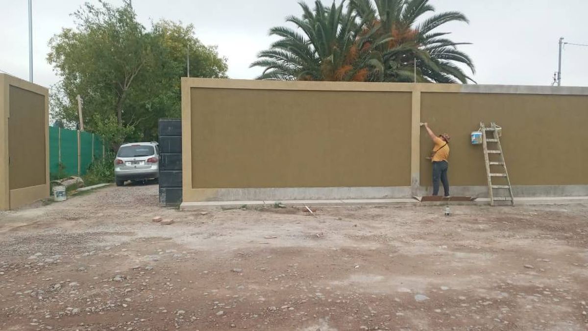 Maia en acción pintando un salón de fiestas. Además, trabaja en la construcción. Maia en acción pintando un salón de fiestas. Además, trabaja en la construcción.