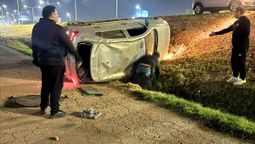 Volcó borracho en el Acceso Sur y así terminó el auto. Foto: Matías Pascualetti