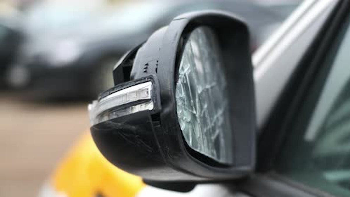 Un espejo roto, una nota como anzuelo y la cuenta bancaria vacía como resultado. Un espejo roto, una nota como anzuelo y la cuenta bancaria vacía como resultado. 