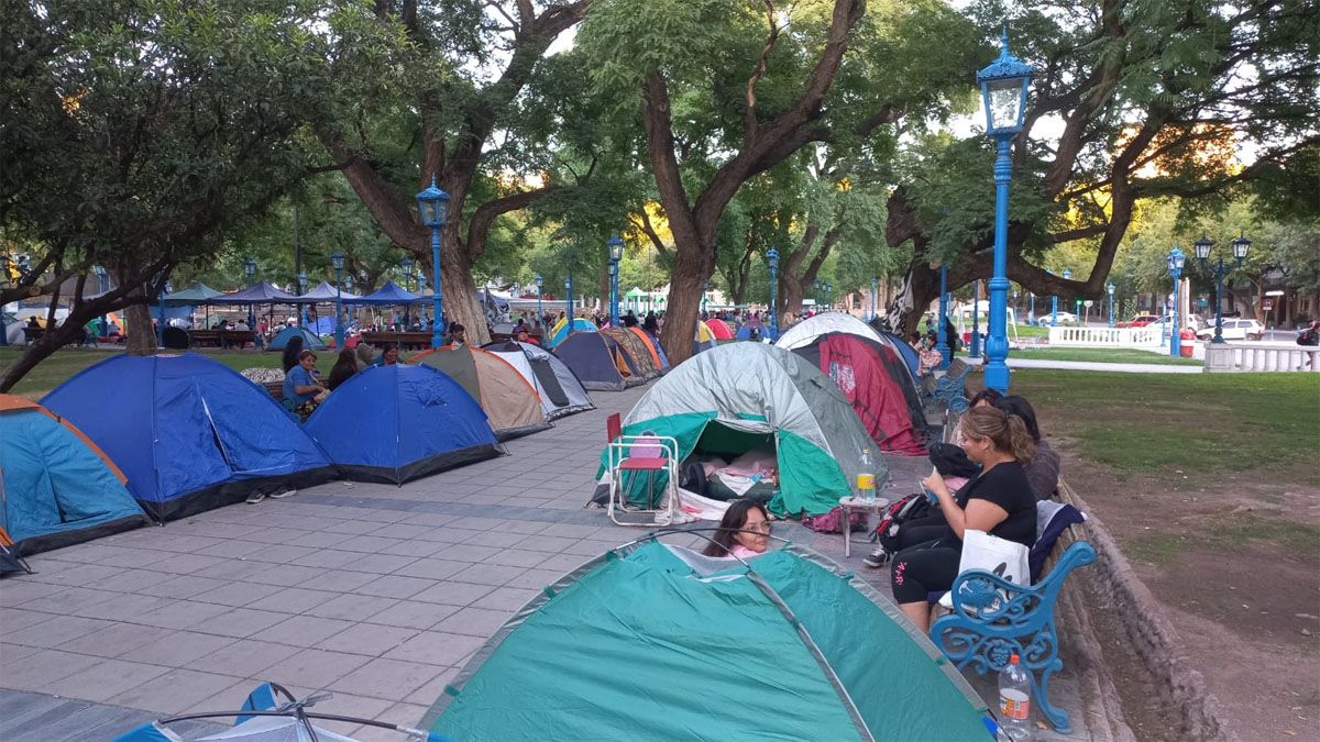 Indicaron que un acampe realizado en septiembre del 2022 dejaron innumerables destrozos, daños y basura en la plaza Independencia.