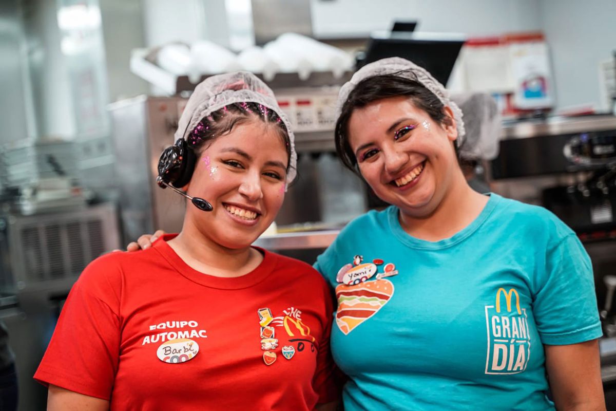 Con miles de colaboradores en todo el país, Arcos Dorados reafirma su compromiso. Con miles de colaboradores en todo el país, Arcos Dorados reafirma su compromiso.