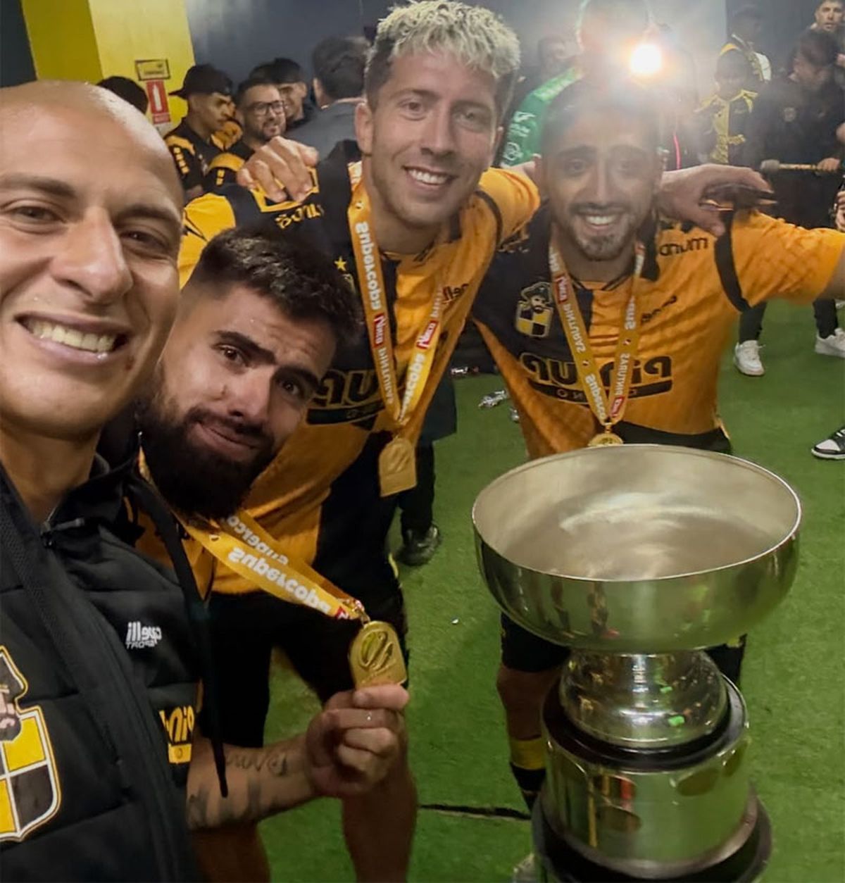 Camargo muestra su felicidad tras la consagración.