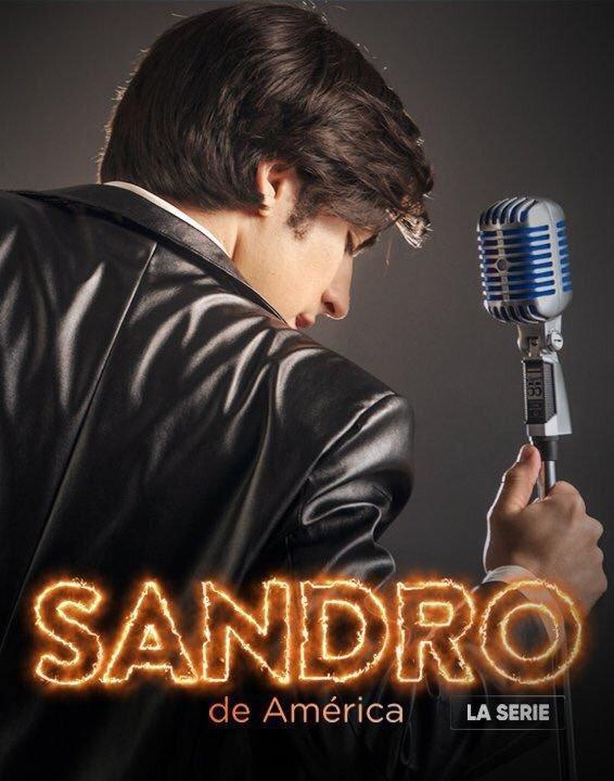 Sandro de América cuenta la vida del famoso cantante y compositor argentino en distintas etapas de su vida. Sandro de América cuenta la vida del famoso cantante y compositor argentino en distintas etapas de su vida.