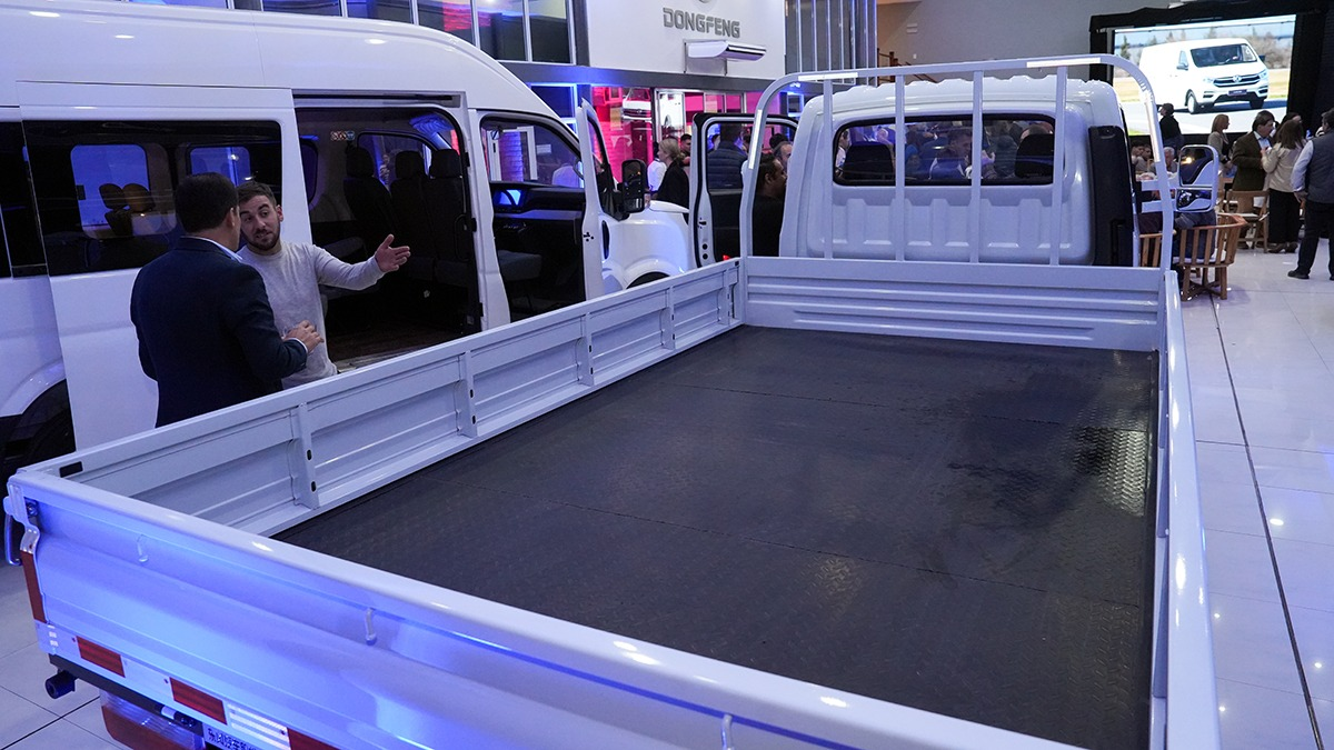 Vista de la capacidad y características de las vans y camionetas de la marca china. Vista de la capacidad y características de las vans y camionetas de la marca china.
