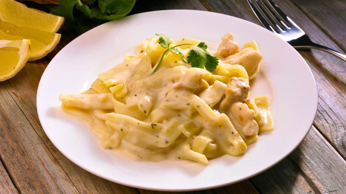 La salsa Alfredo es una receta cl&aacute;sica de la cocina italiana que se prepara con queso parmesano, manteca y crema.&nbsp;