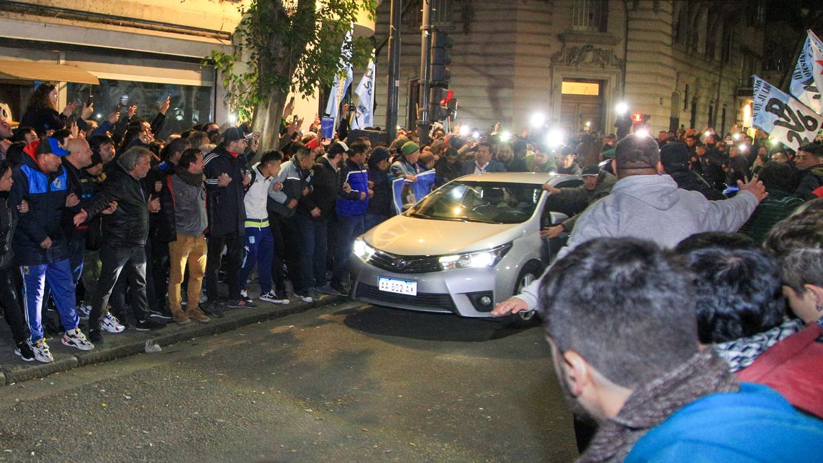 Este lunes siguió la vigilia de la militancia kirchnerista. Por la noche se conoció la orden de un juez para que cese el operativo policial de CABA.