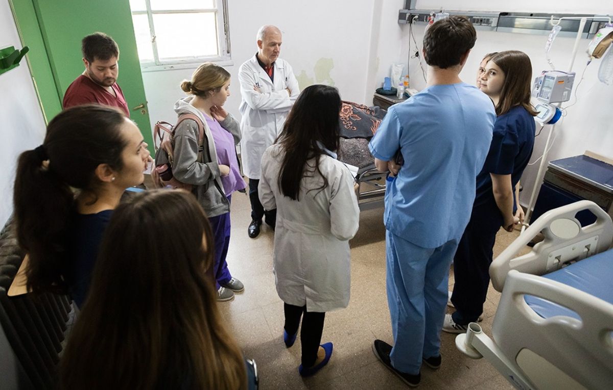 Estuadiantes de las carreras de Medicina realizando la residencia en el Hospital Central.