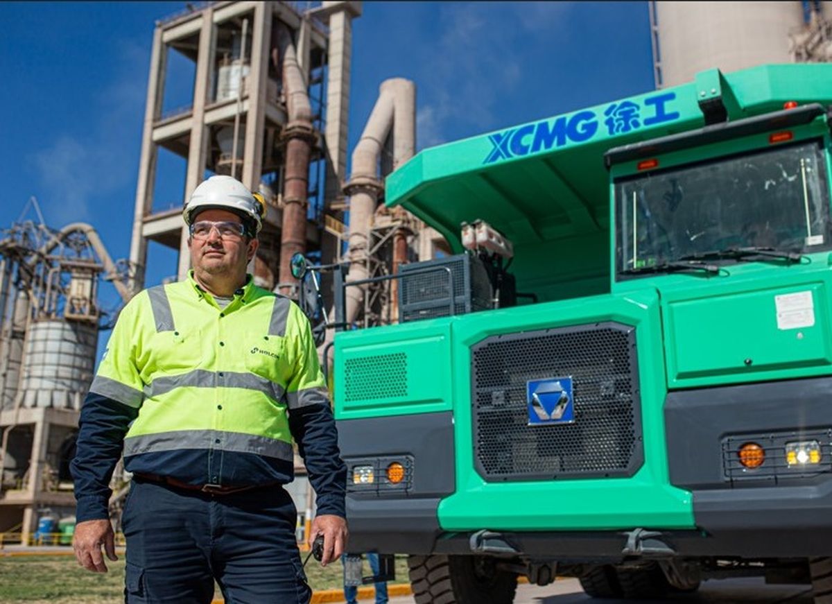 Holcim Argentina compró el camión New Pure Electric Mining Truck, de la marca XGMT, el primer vehículo 100% eléctrico de Argentina en manos de una empresa. Holcim Argentina compró el camión New Pure Electric Mining Truck, de la marca XGMT, el primer vehículo 100% eléctrico de Argentina en manos de una empresa.