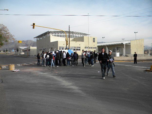 Alumnos de Las Heras cortaron una calle en reclamo por el edificio nuevo