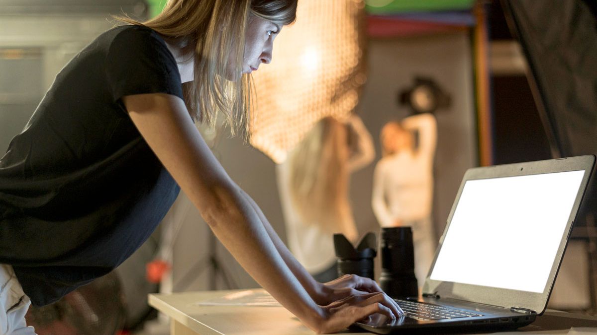 La Generación Z enfrenta a la <b>inteligencia artificial</b> y teme por el futuro del empleo thumbnail