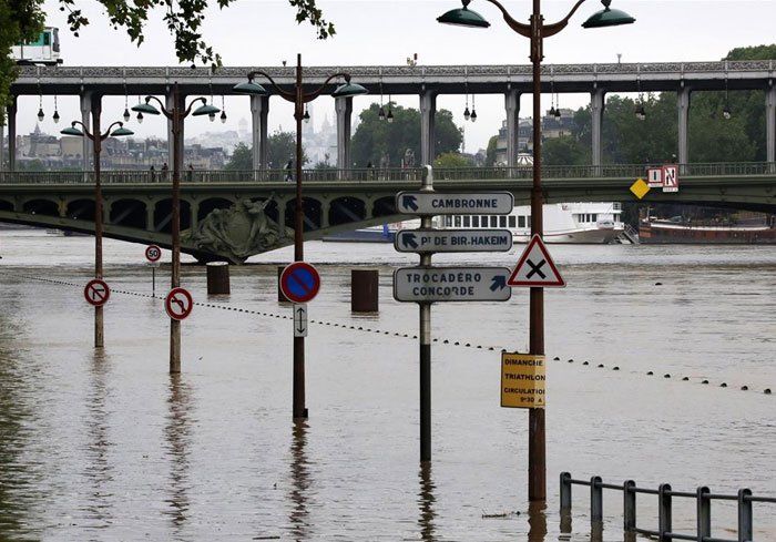 El nivel del Sena bajó lentamente tras salirse de su lecho en París