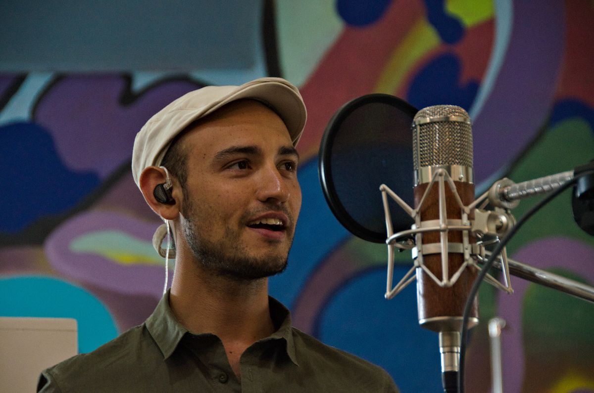 Nahuel Jofré es licenciado en Música Popular, docente e investigador de tonadas antiguas, además de cantautor. Nahuel Jofré es licenciado en Música Popular, docente e investigador de tonadas antiguas, además de cantautor.