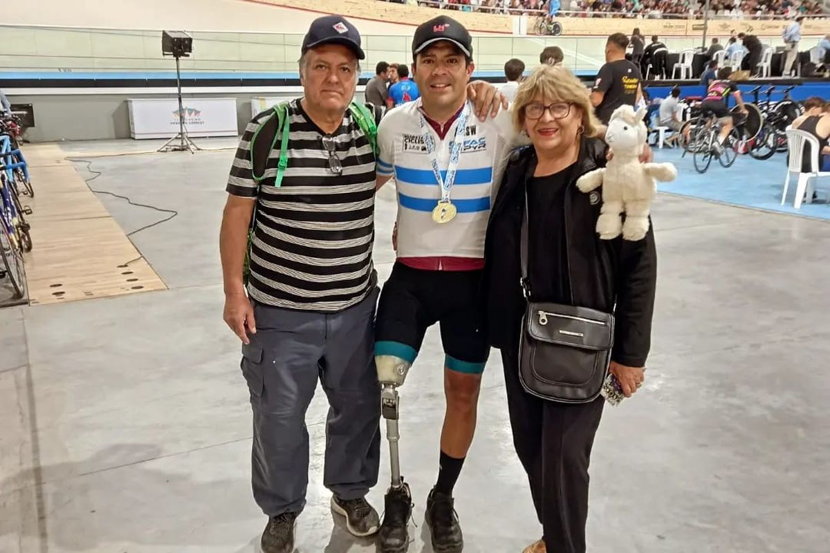 Federico Arrieta junto con sus padres. Federico Arrieta junto con sus padres.
