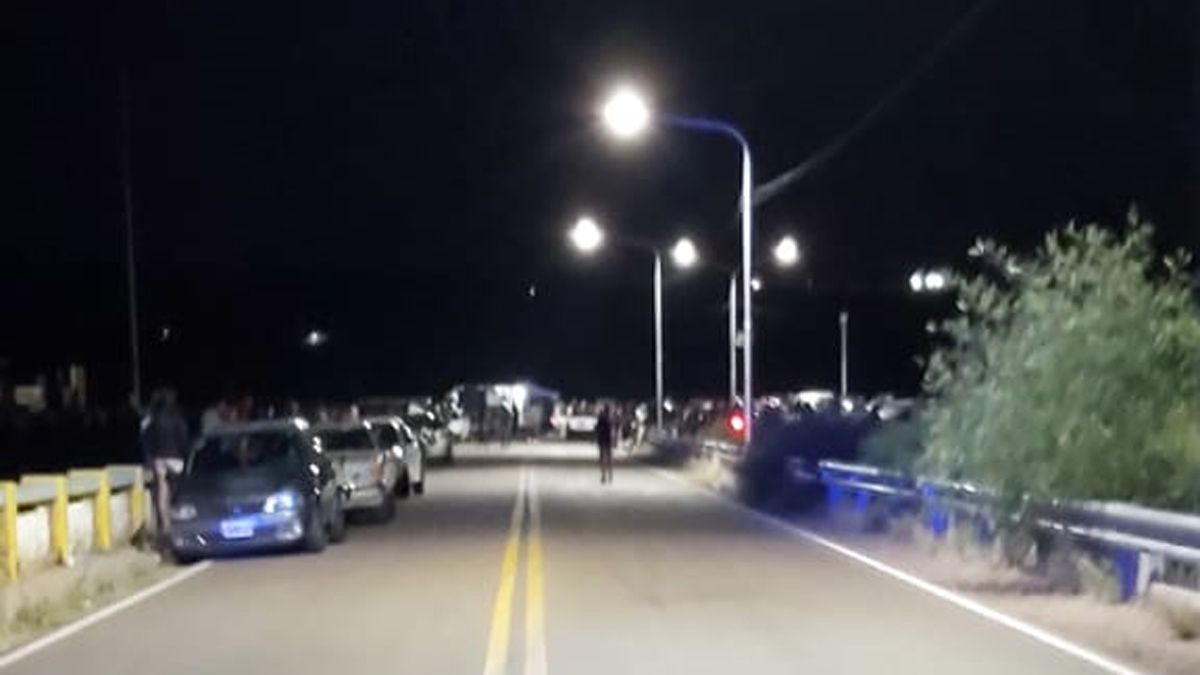 Autos retenidos tras el operativo por picadas ilegales frente al paredón de El Carrizal (Foto gentileza Policía de Mendoza).