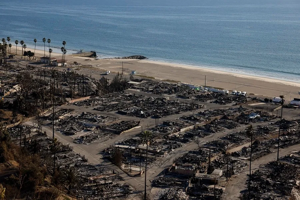 Los restos en el barrio de Pacific Palisades afectado por los incendios en los Ángeles