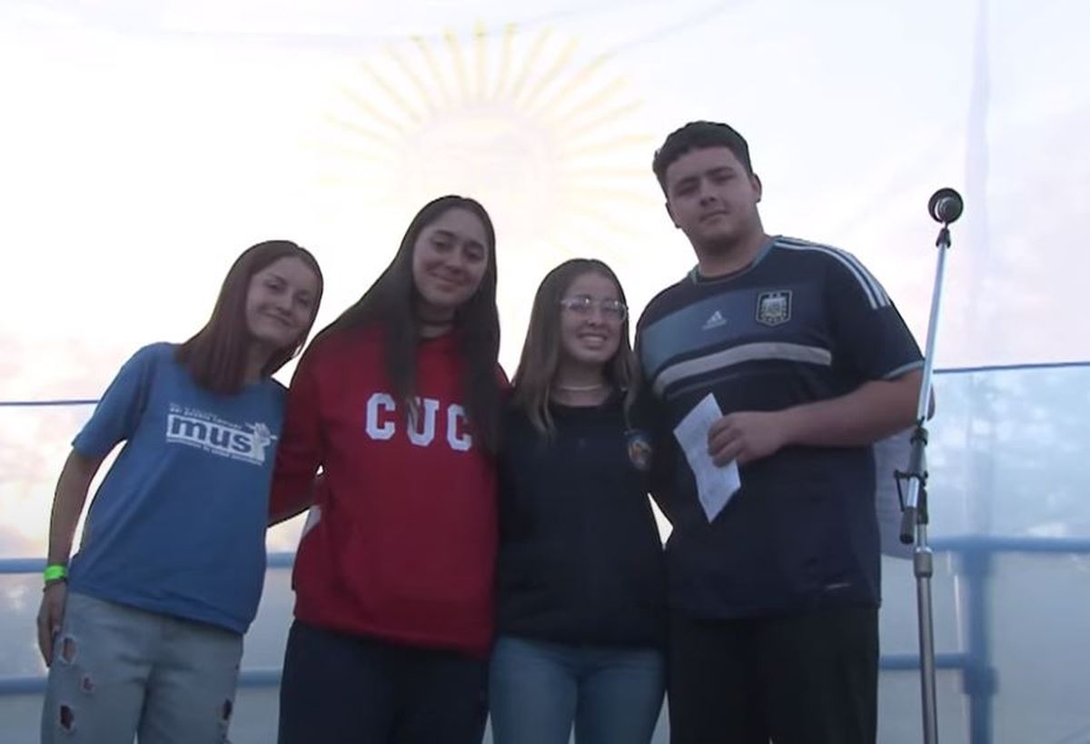 Los estudiantes secundarios también se hicieron escuchar. Los estudiantes secundarios también se hicieron escuchar.