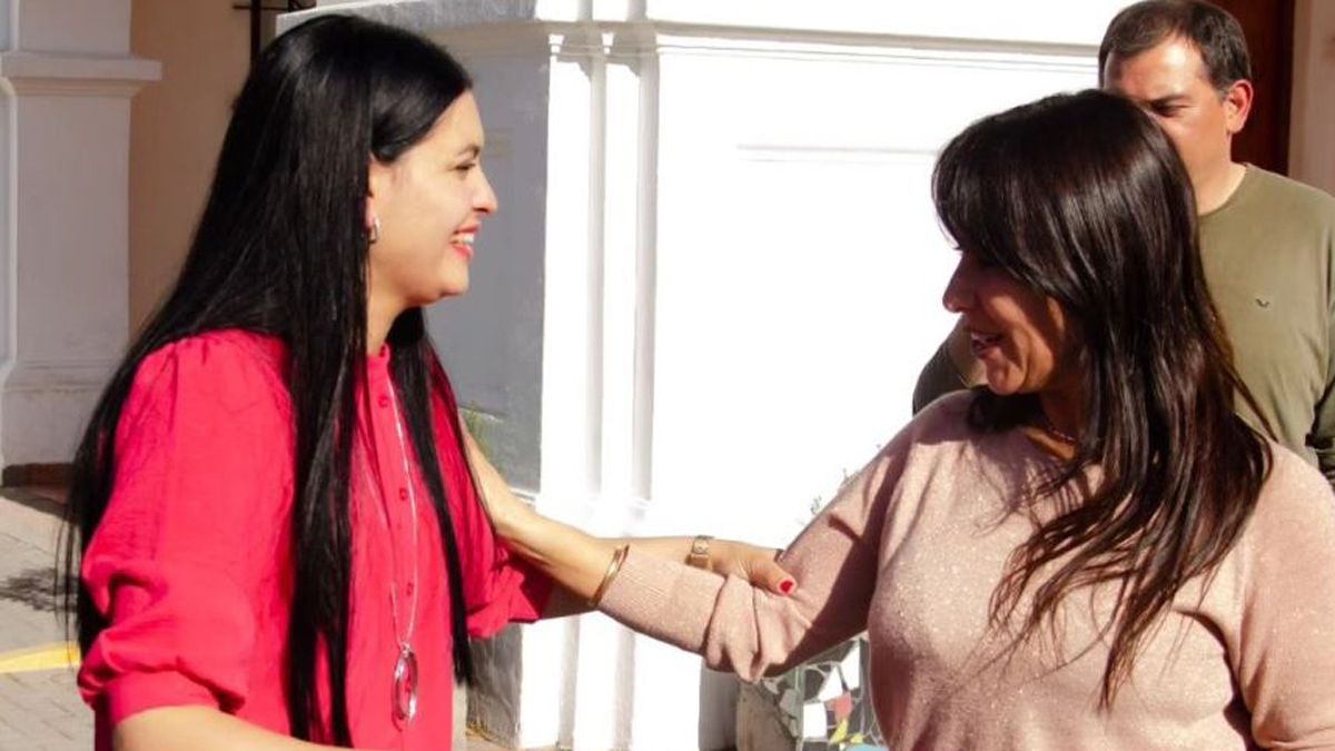 Mercedes Derrache con la presidenta del peronismo mendocino, María Flor Destéfanis.