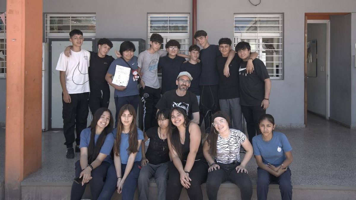 Equipo completo. Alumnos de la escuela Cóndor de los Andes junto a su profesor, Sebastián Henríquez. Equipo completo. Alumnos de la escuela Cóndor de los Andes junto a su profesor, Sebastián Henríquez.