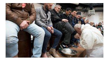 El Papa le lavó los pies a doce presos