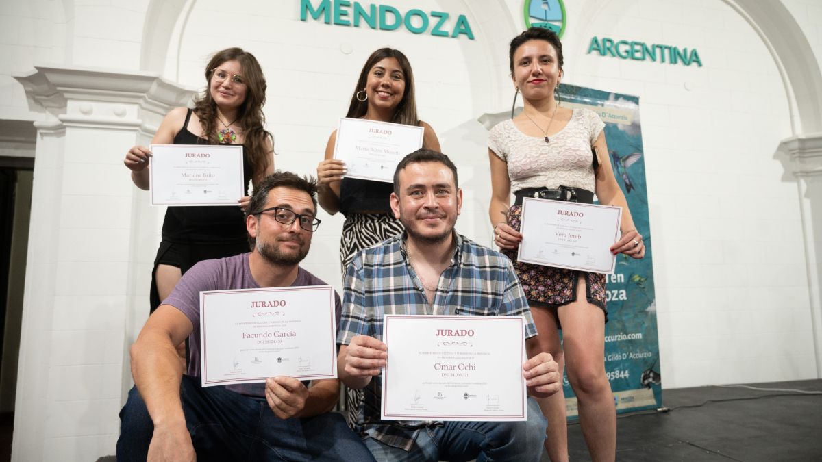 Cinco de los jurados del Certamen Literario Vendimia 2023, entre ellos el periodista de UNO Facundo García (de anteojos). Cinco de los jurados del Certamen Literario Vendimia 2023, entre ellos el periodista de UNO Facundo García (de anteojos).