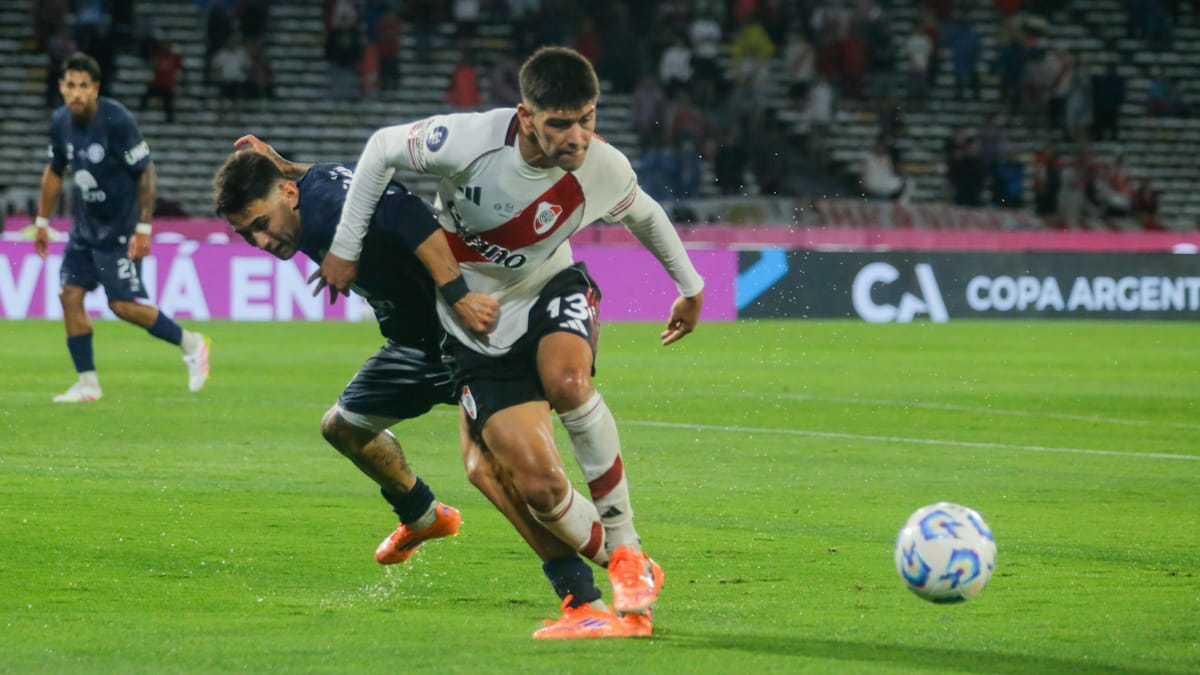Independiente Rivadavia sorprendió a River y enfrentará a Argentinos Juniors en la final.  Independiente Rivadavia sorprendió a River y enfrentará a Argentinos Juniors en la final.