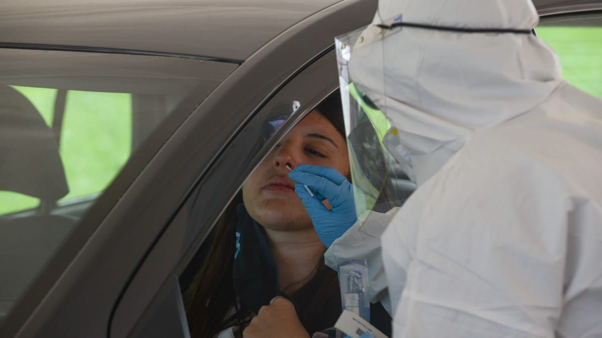 Por los posibles contagios que pudiera disparar la presencialidad en las escuelas, desde el Ministerio de Salud, capacitaron a los profesionales para hacer hisopados especiales a niños.