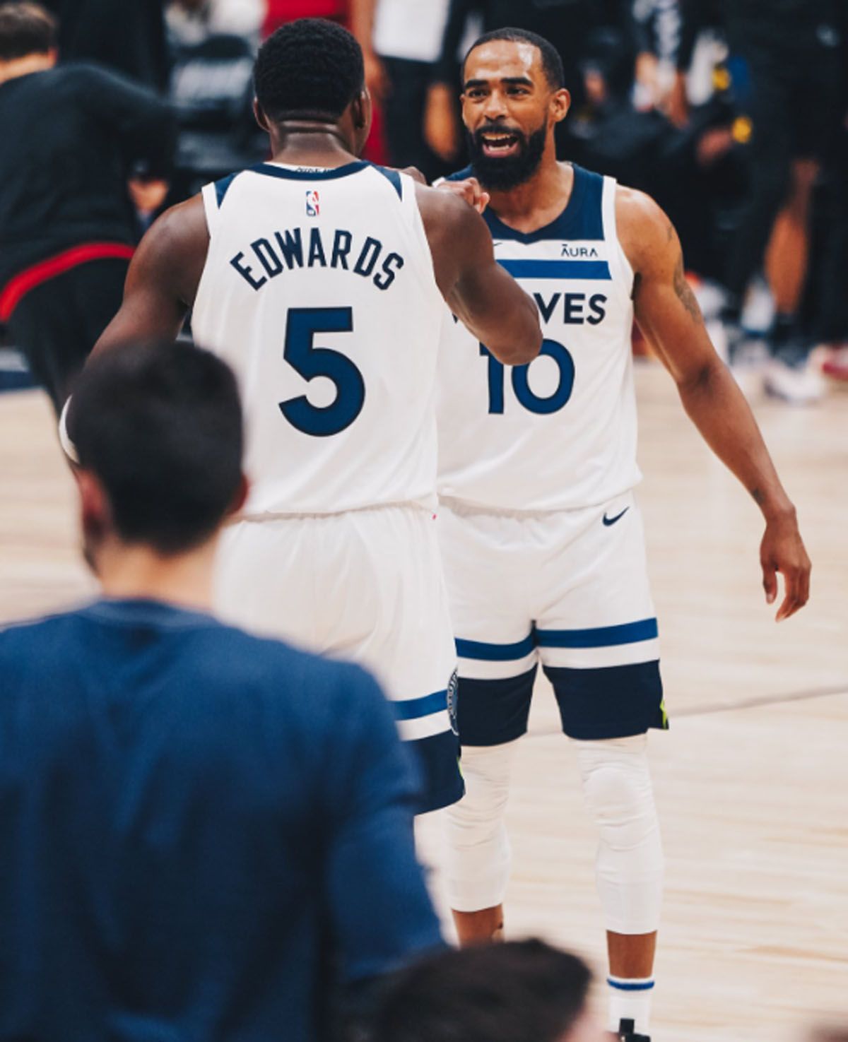 Minnesota Timberwolves lidera su serie en los playoffs de la NBA. Minnesota Timberwolves lidera su serie en los playoffs de la NBA.
