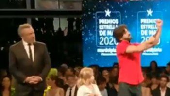 Escándalo en los premios Estrellas de Mar: un artista simuló cortarse el brazo en el escenario