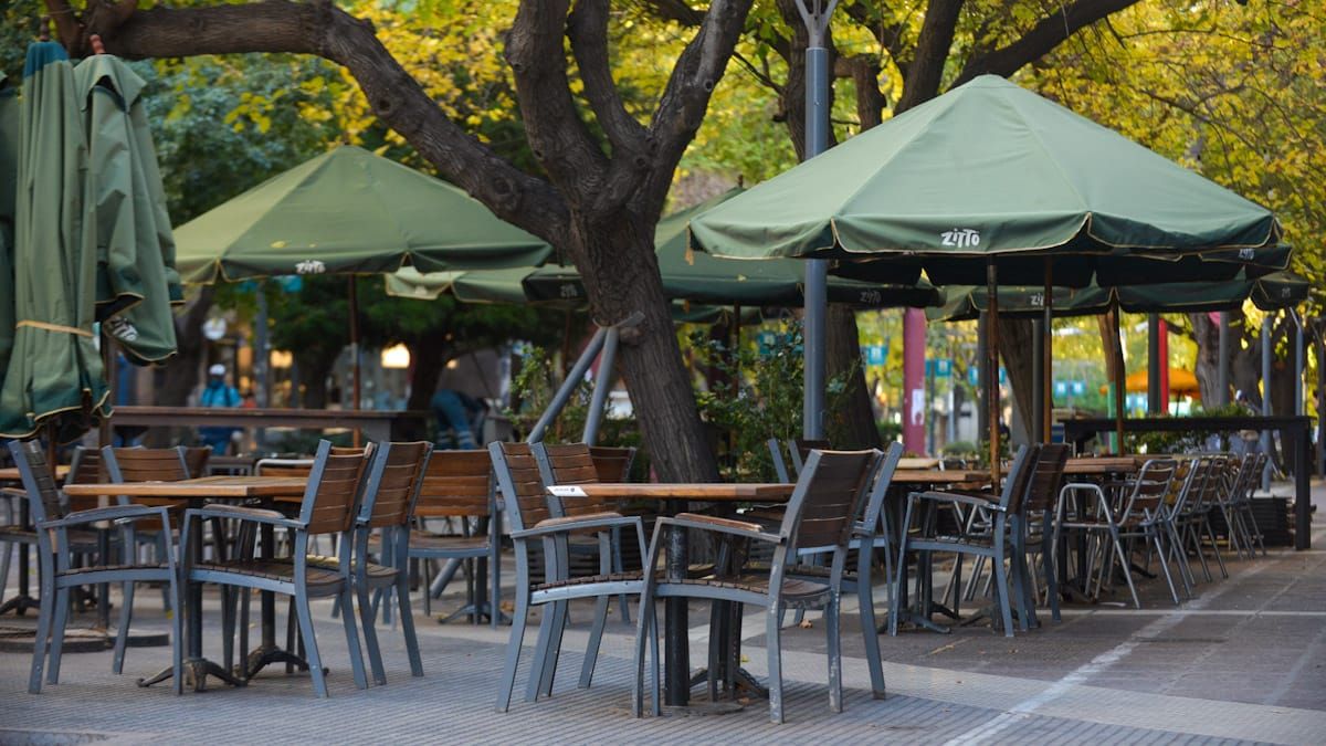 Los bares no pueden atender en sus mesas durante el confinamiento.