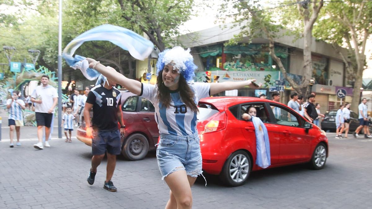 Los primeros hinchas de la Selección argentina llegando a la Peatonal tras el triunfo por penales ante Países Bajos.