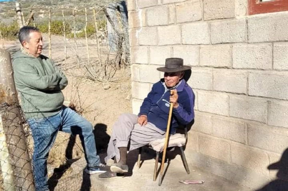 Celso Jaque con un malargüino. Volverá a ser intendente, desde diciembre.