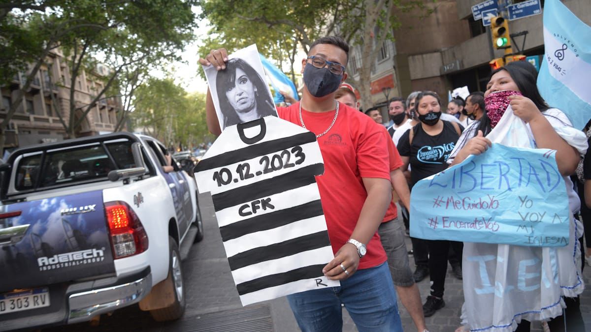 En un ataque directo a la figura de la vicepresidente Cristina Fernández, se pidió por su encarcelamiento. (Foto: Martín Pravata/Diario UNO).