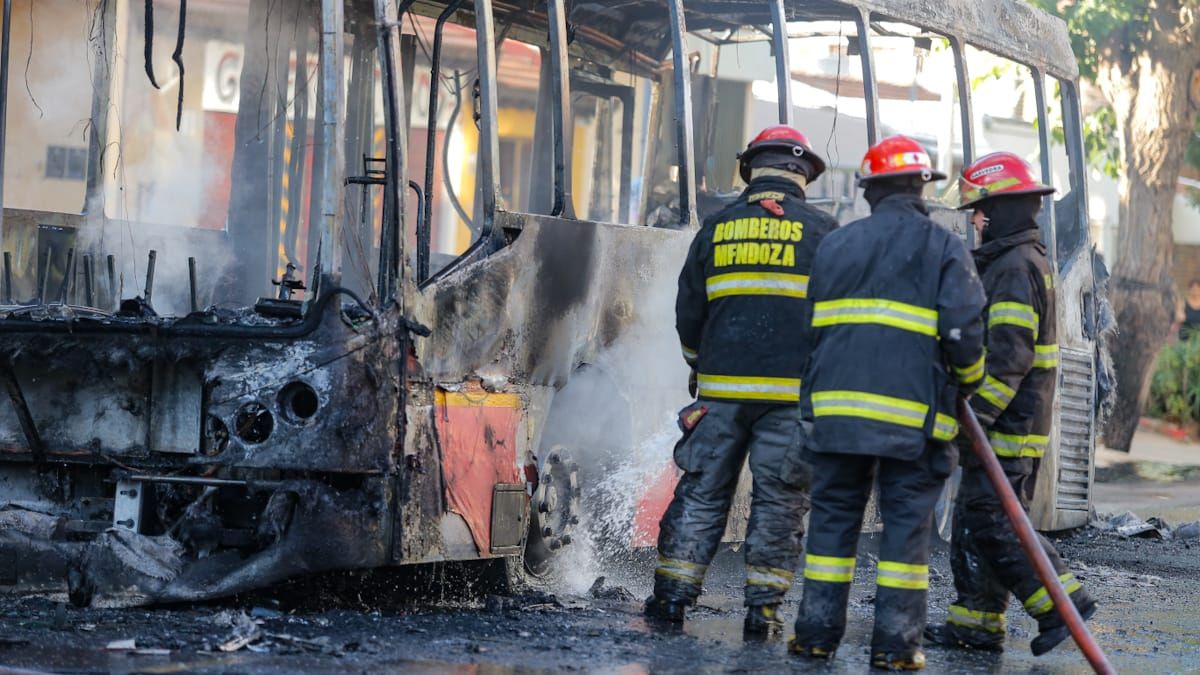 Varias dotaciones de bomberos trabajaron para apagar el incendio del micro en Guaymallén. Varias dotaciones de bomberos trabajaron para apagar el incendio del micro en Guaymallén.