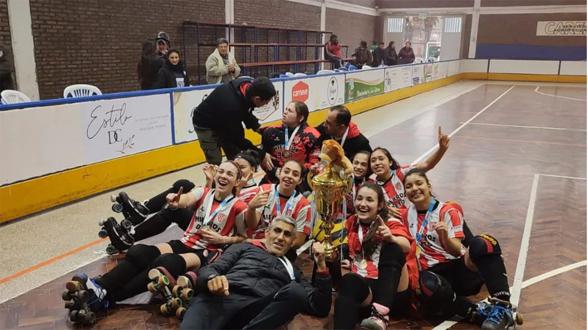 Las chicas de San Martín festejaron en el Argentino  juvenil de hockey sobre patines.