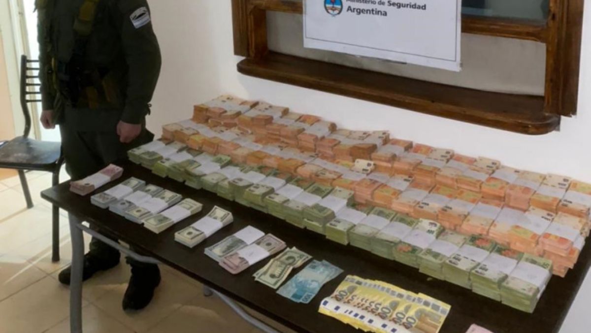 El personal del escuadrón 64 de Gendarmería Nacional descubrió en la Ruta 142, en Lavalle, que se transportaban divisas de distinta nacionalidad en cifras millonarias y sin aval legal.