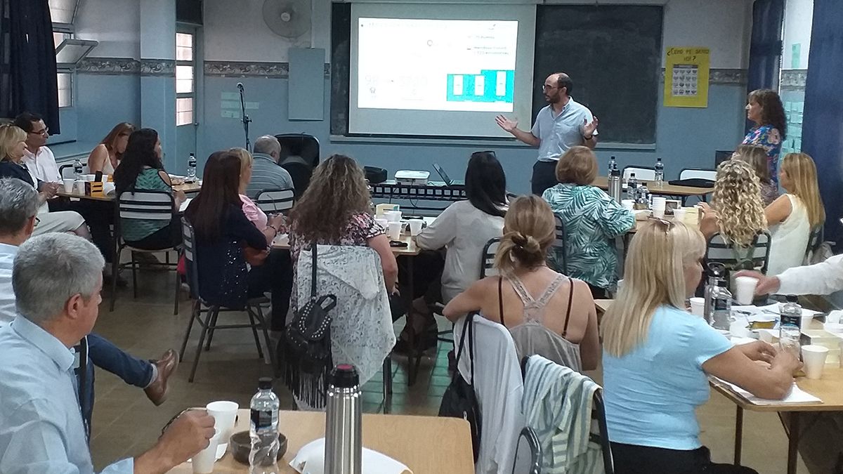 El director general de Escuelas, José Thomas, expone durante la reunión.&nbsp;