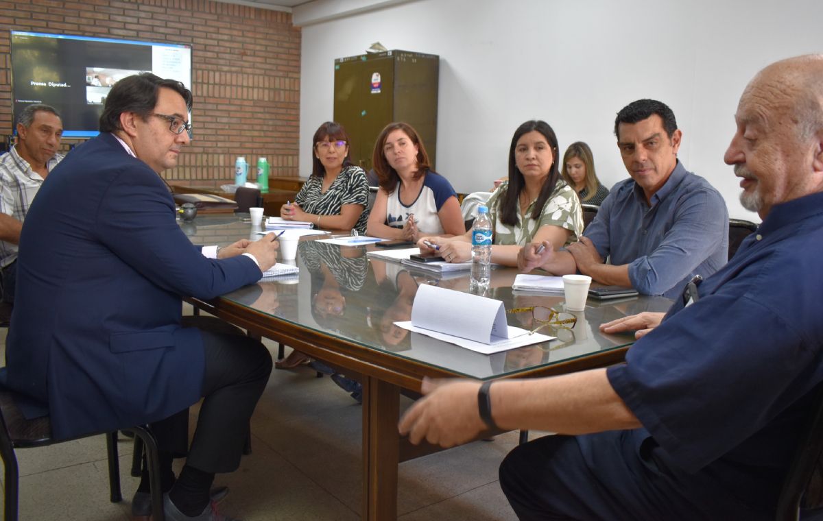 El defensor del paciente en Mendoza, Horacio Cuervo Zenié (en la punta de la mesa), en diálogo con los miembros de la Comisión de Salud de Diputados. El defensor del paciente en Mendoza, Horacio Cuervo Zenié (en la punta de la mesa), en diálogo con los miembros de la Comisión de Salud de Diputados.