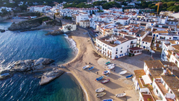 Calella de Palafrugell es el pueblo pesquero más encantador de la Costa Brava con las calas más alucinantes de España.