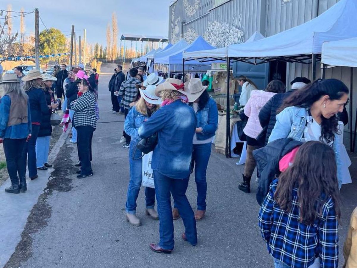 Emprendedores locales recorren la provincia en una expo itinerante y homenaje a mujeres