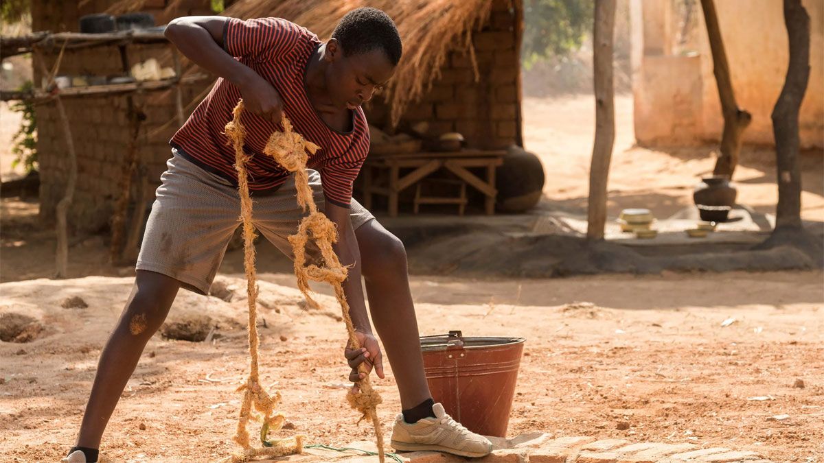 El actor Maxwell Simba interpreta a William Kamkwamba en la película de Netflix. El actor Maxwell Simba interpreta a William Kamkwamba en la película de Netflix.