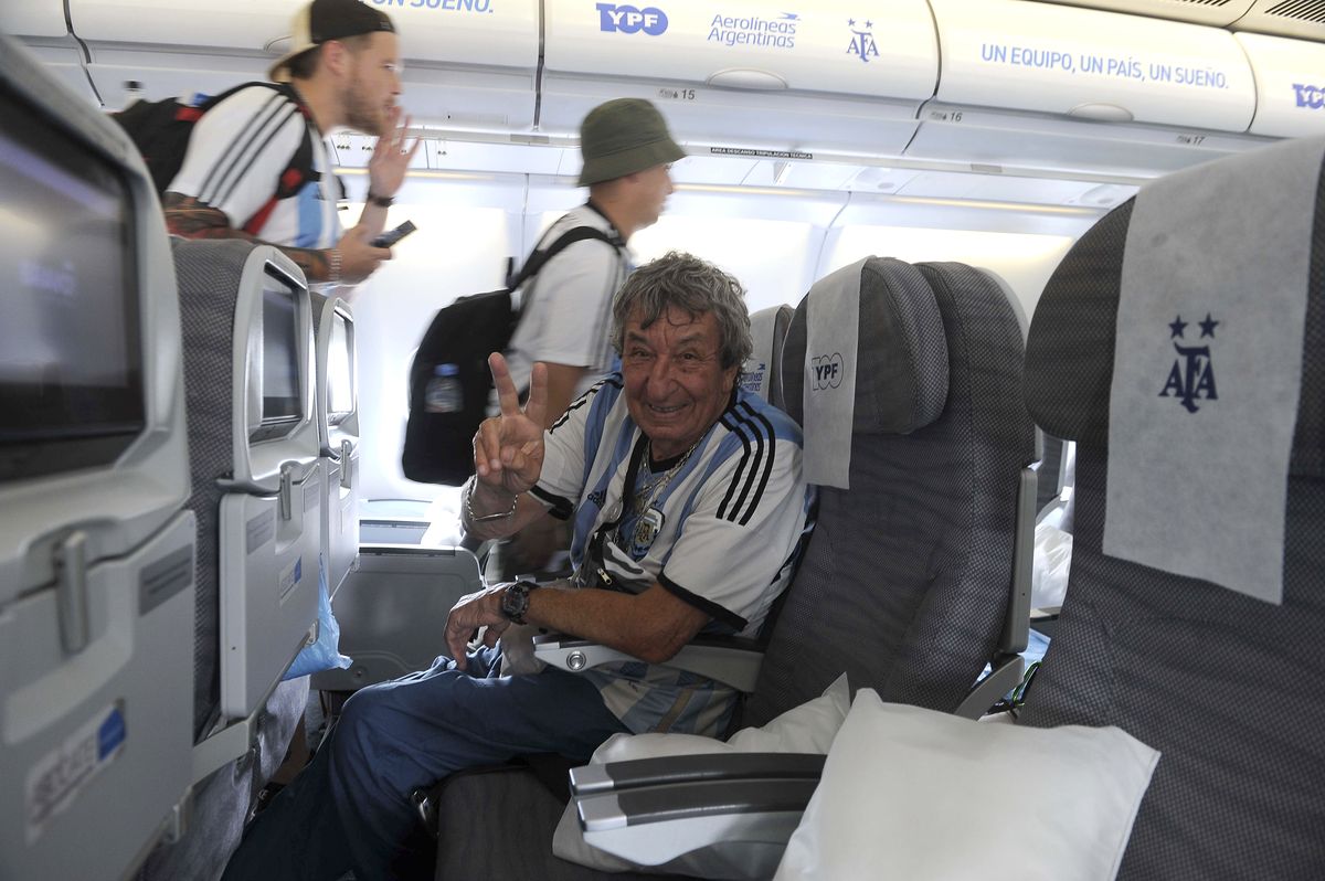 Tula y su bombo ya están en Qatar para alentar a Argentina