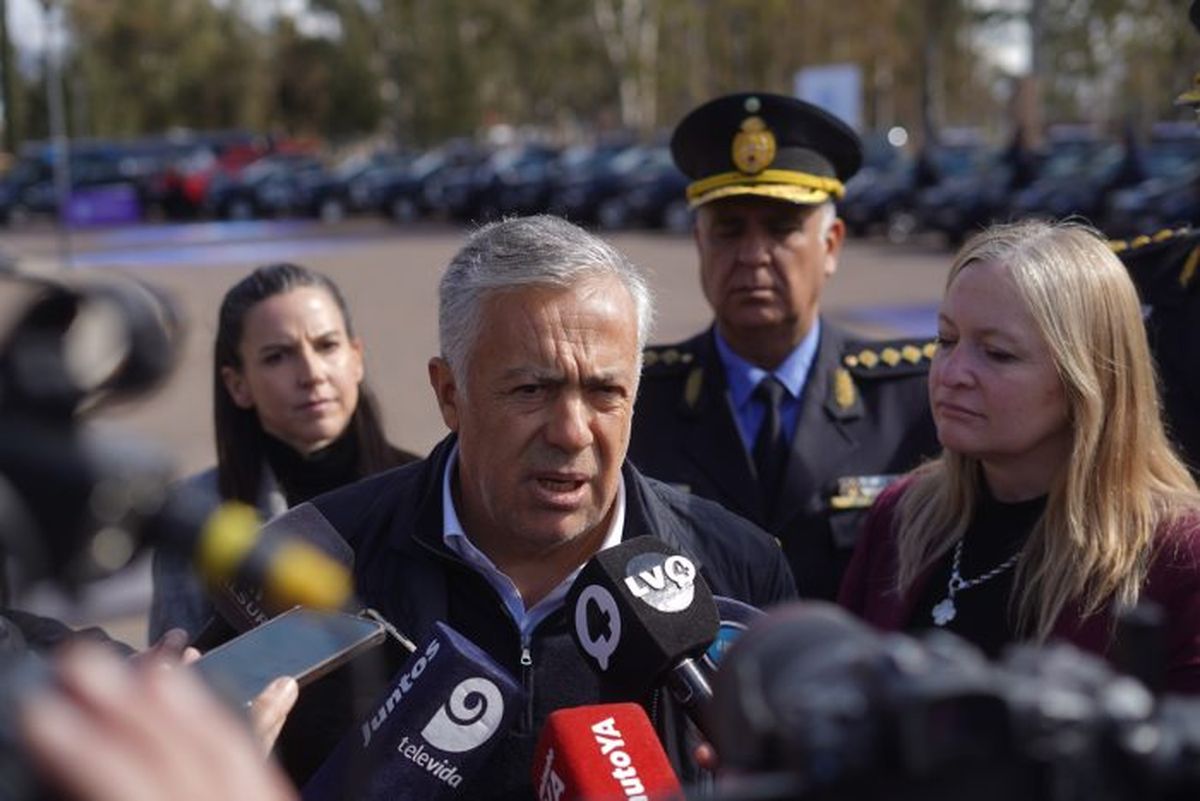 El gobernador Alfredo Cornejo adelantó que para que los jueces trabajen de tarde enviará un proyecto a la Legislatura para reformar el Código Procesal Penal. El gobernador Alfredo Cornejo adelantó que para que los jueces trabajen de tarde enviará un proyecto a la Legislatura para reformar el Código Procesal Penal.