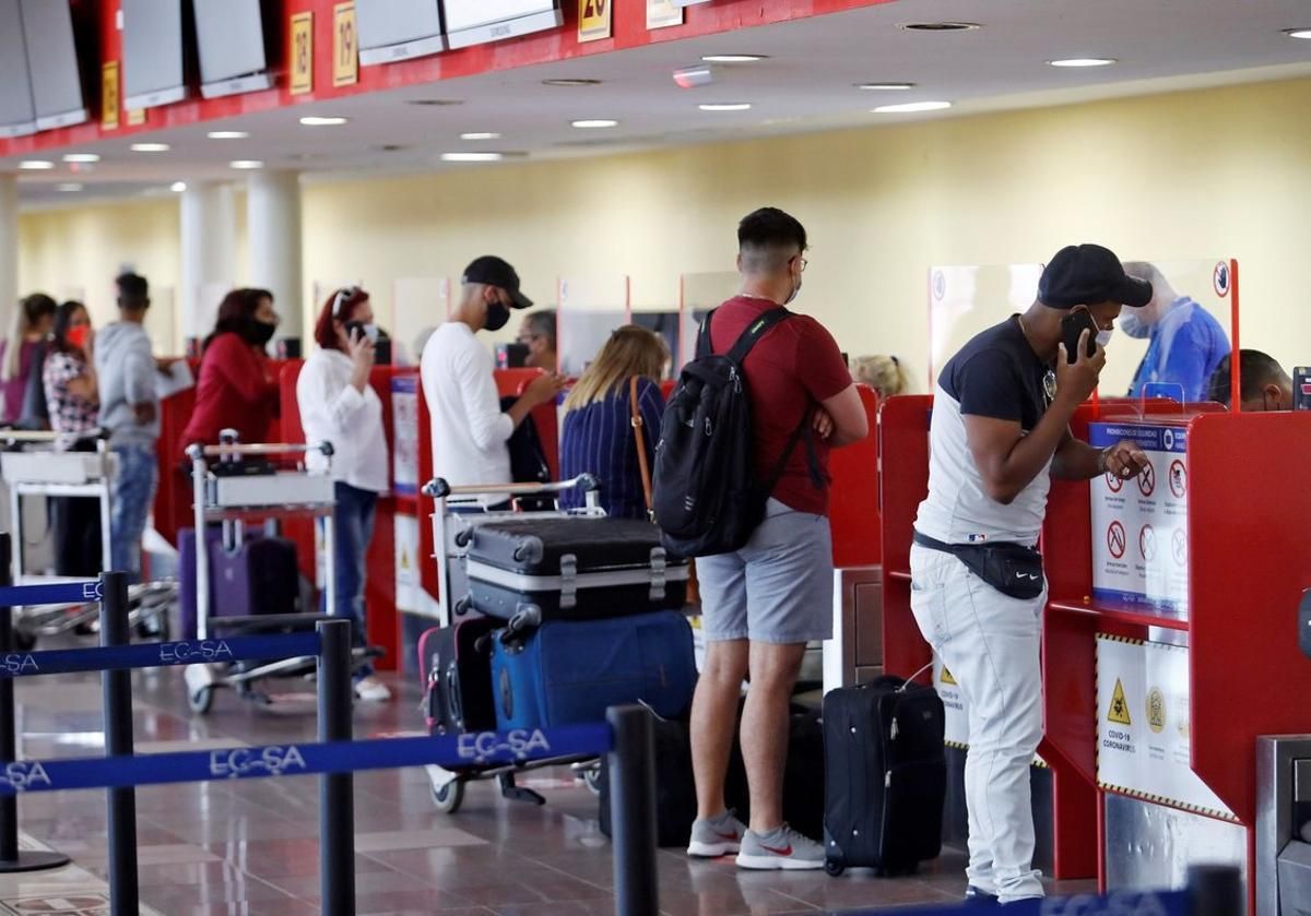 Los controles en la Aduana de Cuba son muchos. Los controles en la Aduana de Cuba son muchos.