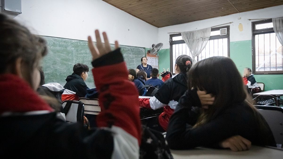 Más de la mitad de los niños y adolescentes de Mendoza vive en hogares donde sus integrantes mayores de 18 no han alcanzado los años promedio de la educación obligatoria. Más de la mitad de los niños y adolescentes de Mendoza vive en hogares donde sus integrantes mayores de 18 no han alcanzado los años promedio de la educación obligatoria.