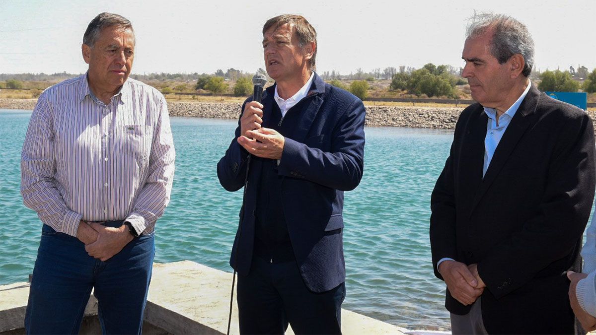Rodolfo Suarez en el anuncio de la obra acueducto Monte Comán-La Horqueta.