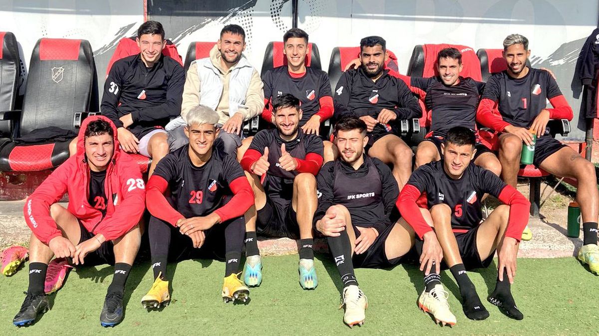 El arquero Juan Pablo Cozzani estuvo de visita en el entrenamiento del Deportivo Maipú. El arquero Juan Pablo Cozzani estuvo de visita en el entrenamiento del Deportivo Maipú.